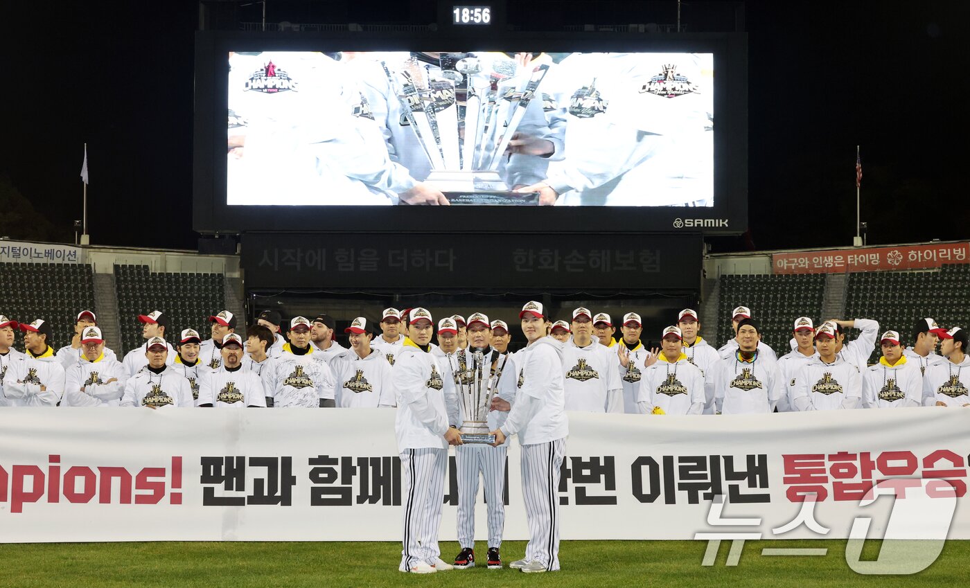본문 이미지 - 1일 서울 송파구 잠실야구장에서 열린 프로야구 LG트윈스의 2025 한국시리즈 우승 세리머니 팬 감사 행사 &#39;더 리턴 오브 챔피언스&#39;&#40;The Return of Champions&#41;&#39;에서 염경엽 감독, 주장 박해민, MVP 김현수와 선수들이 챔피언 트로피 퍼포먼스를 하고 있다. 2025.11.1/뉴스1 ⓒ News1 이호윤 기자