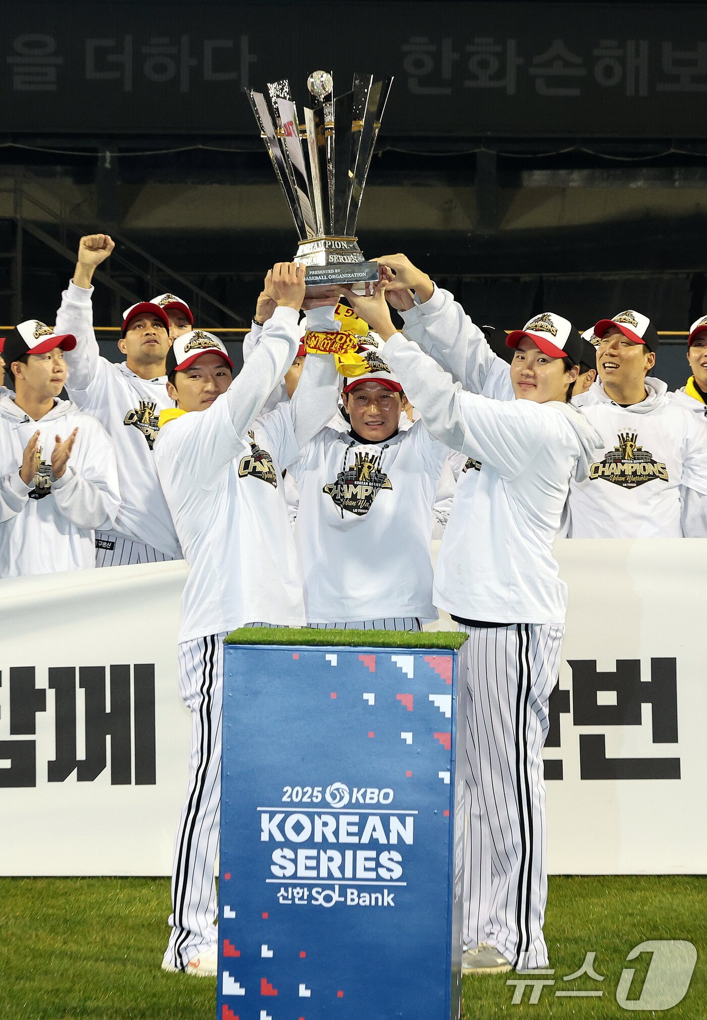 본문 이미지 - 1일 서울 송파구 잠실야구장에서 열린 프로야구 LG트윈스의 2025 한국시리즈 우승 세리머니 팬 감사 행사 &#39;더 리턴 오브 챔피언스&#39;&#40;The Return of Champions&#41;&#39;에서 염경엽 감독, 주장 박해민, MVP 김현수와 선수들이 챔피언 트로피 퍼포먼스를 하고 있다. 2025.11.1/뉴스1 ⓒ News1 이호윤 기자