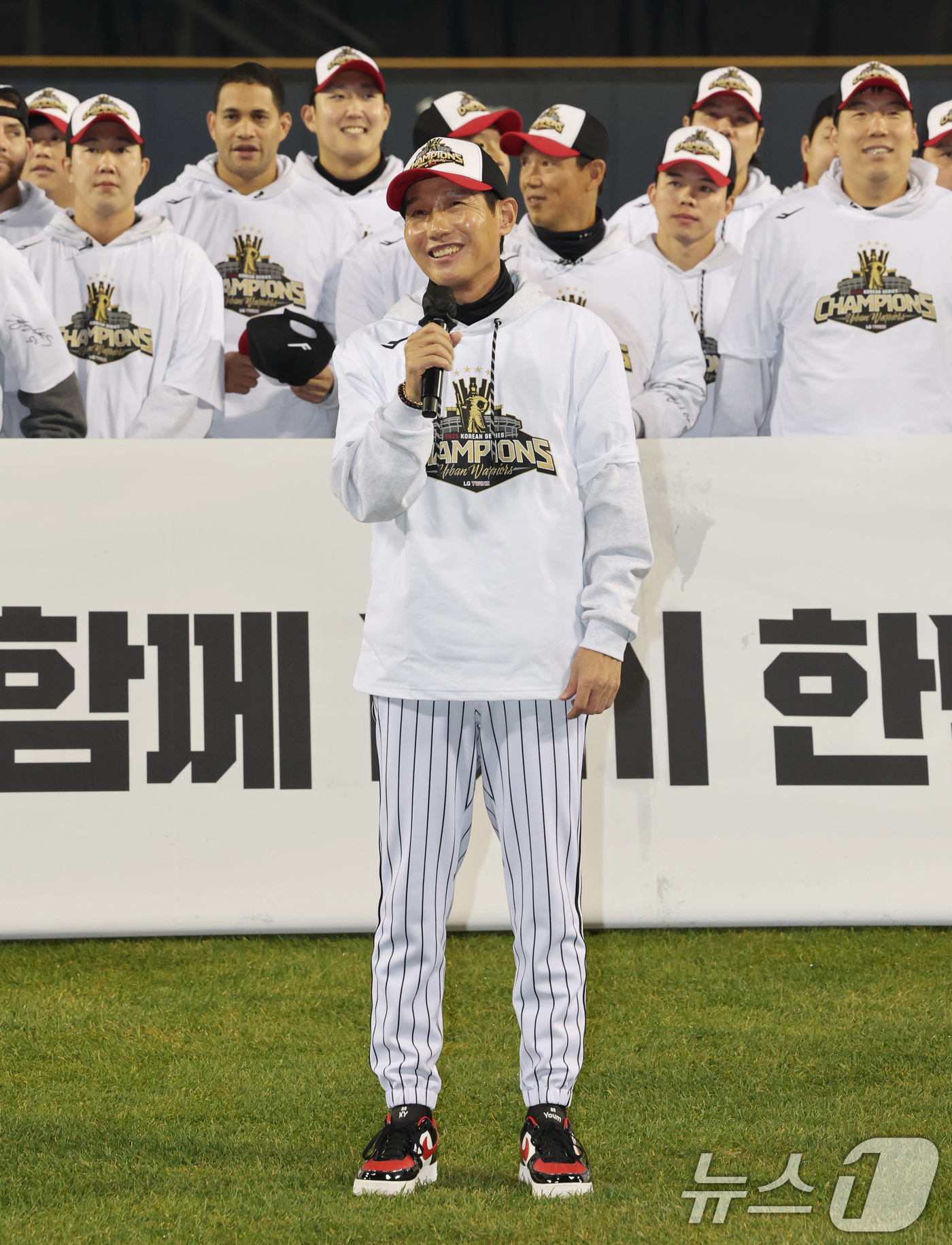 (서울=뉴스1) 이호윤 기자 = LG 염경엽 감독이 1일 서울 송파구 잠실야구장에서 열린 프로야구 2025 한국시리즈 우승 세리머니 팬 감사 행사 '더 리턴 오브 챔피언스'(The …