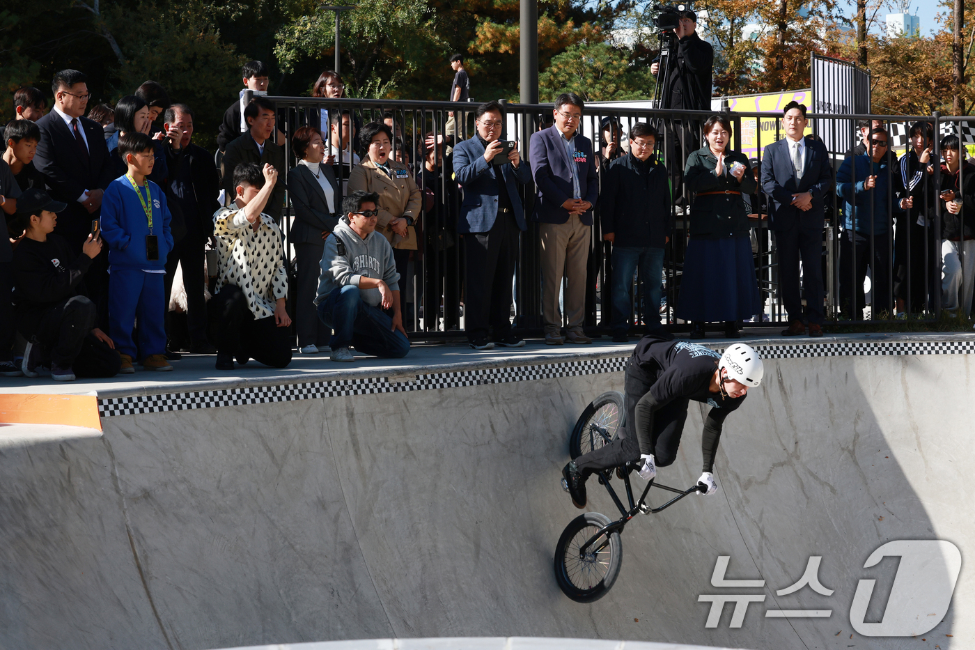 (서울=뉴스1) 권현진 기자 = 우원식 국회의장과 오승록 노원구청장, 김성환 환경부 장관이 1일 오후 서울 노원구 노해체육공원에서 열린 ‘노원 익스트림 챌린지’에서 개막 공연 '데 …
