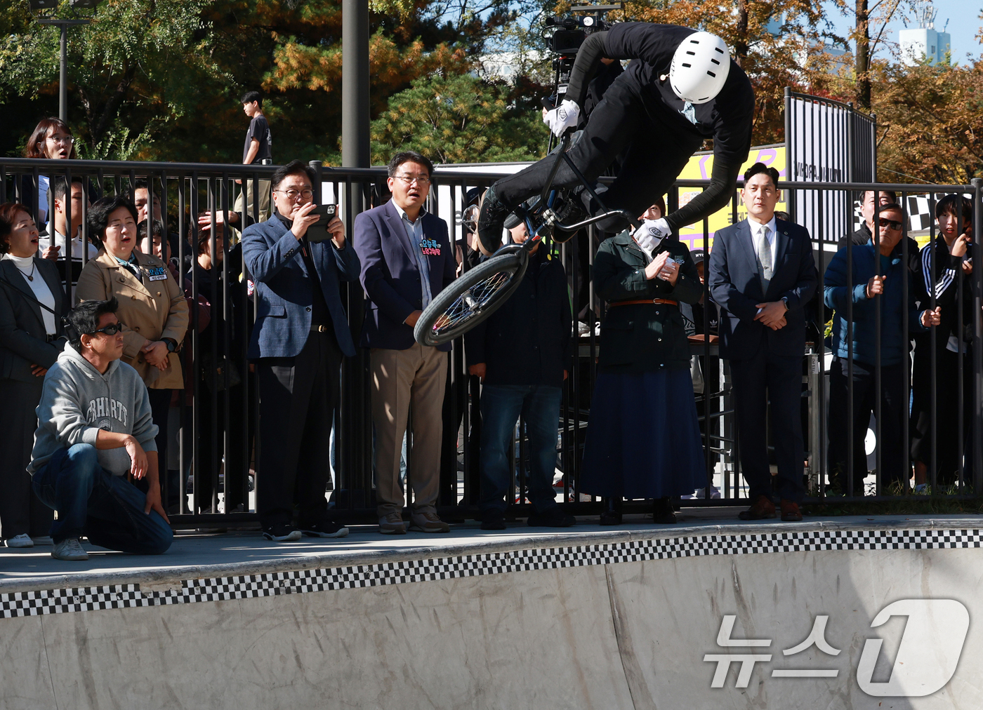 (서울=뉴스1) 권현진 기자 = 우원식 국회의장(왼쪽 네번째)과 오승록 노원구청장이 1일 오후 서울 노원구 노해체육공원에서 열린 ‘노원 익스트림 챌린지’에서 개막 공연 '데몬쇼'를 …
