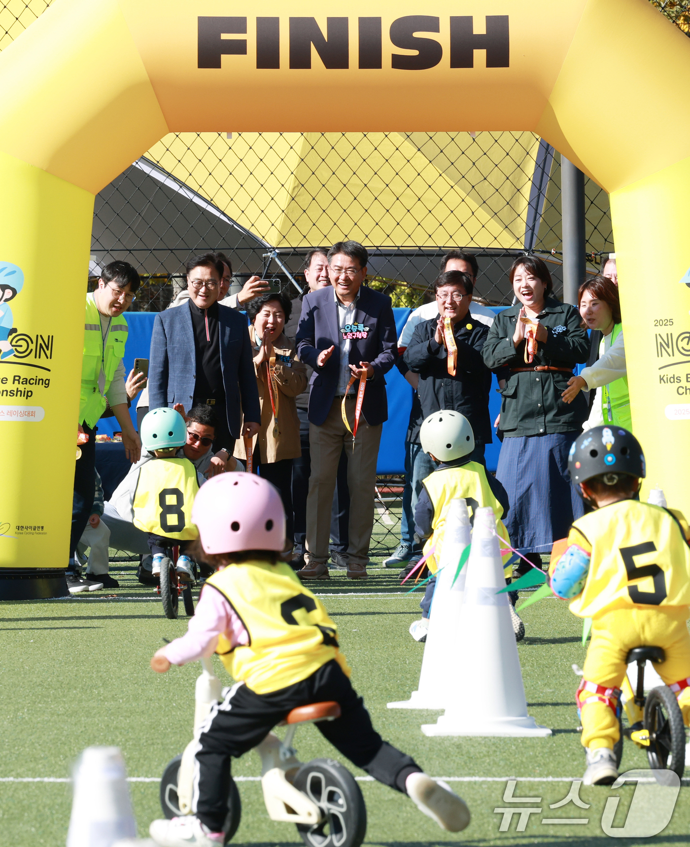 (서울=뉴스1) 권현진 기자 = 우원식 국회의장(왼쪽부터)과 오승록 노원구청장, 김성환 환경부 장관이 1일 오후 서울 노원구 노해체육공원에서 열린 ‘노원 익스트림 챌린지’ 키즈밸런 …