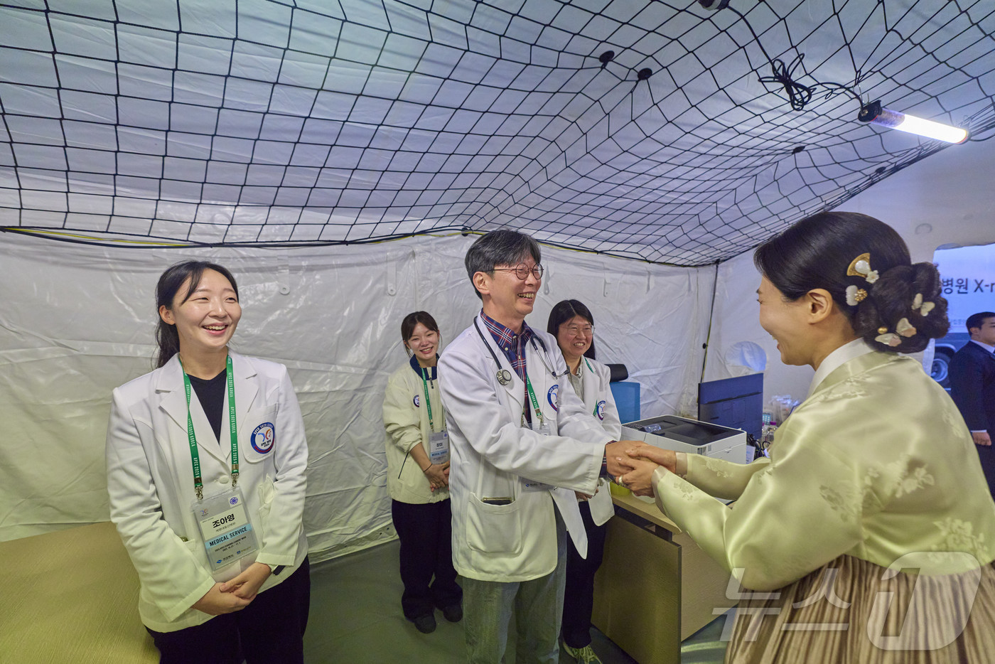 (서울=뉴스1) 이재명 기자 = 김혜경 여사가 1일 경북 경주시 경주화백컨벤션센터(HICO) 인근  2025 아시아태평양경제협력체(APEC) 응급의료 행정본부를 찾아 관계자들을 격 …