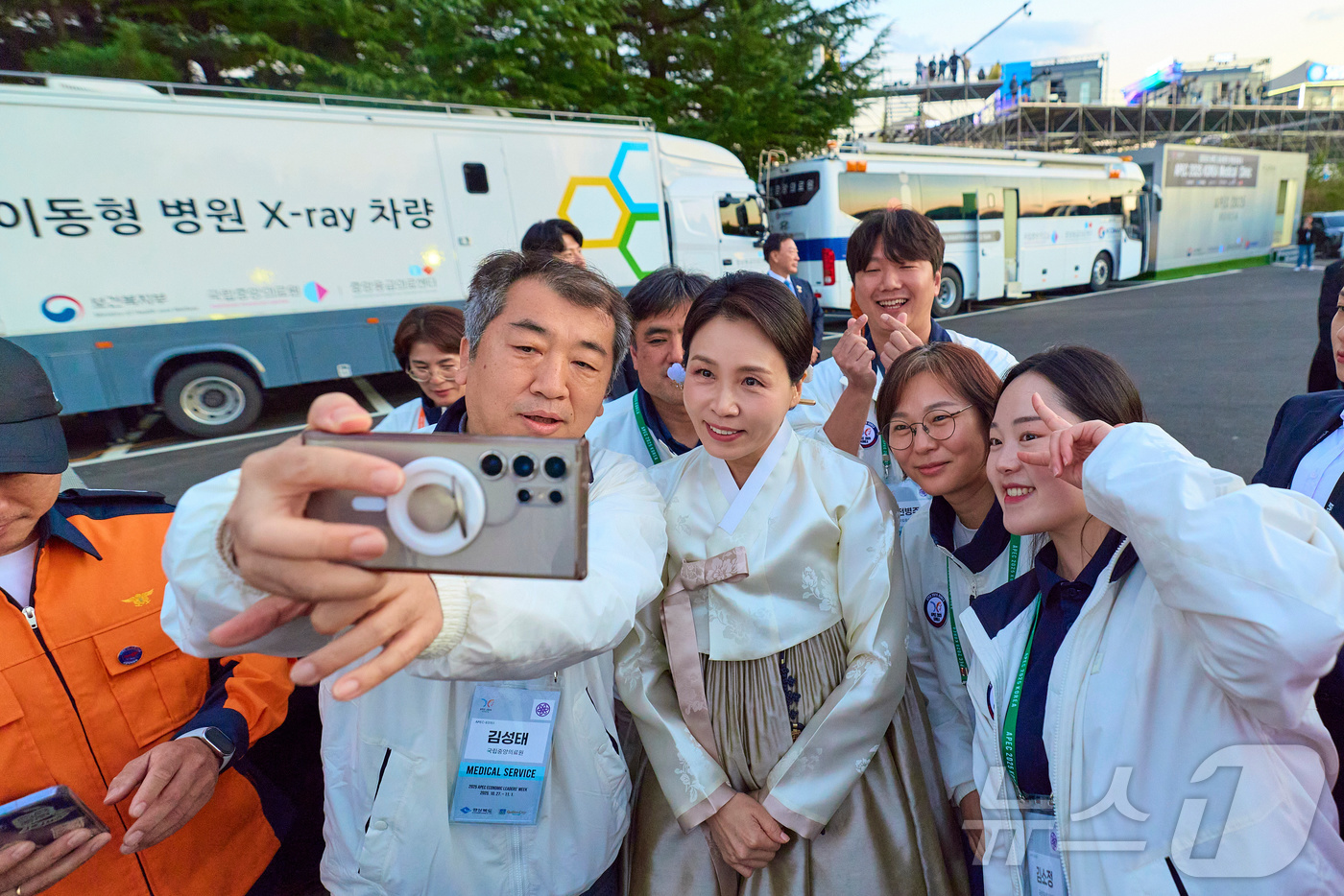 (서울=뉴스1) 이재명 기자 = 김혜경 여사가 1일 경북 경주시 경주화백컨벤션센터(HICO) 인근  2025 아시아태평양경제협력체(APEC) 응급의료 행정본부를 찾아 관계자들과 기 …