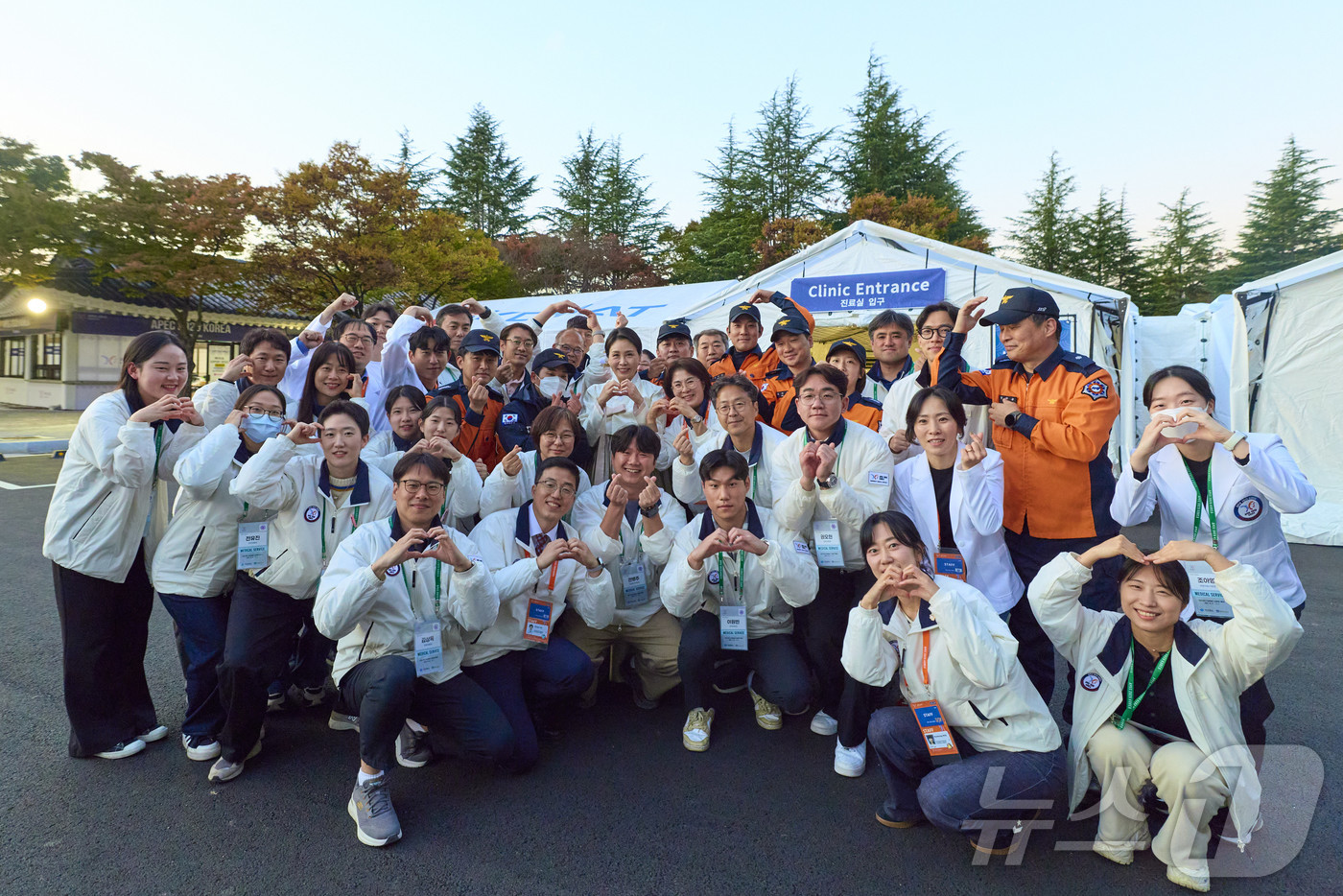 (서울=뉴스1) 이재명 기자 = 김혜경 여사가 1일 경북 경주시 경주화백컨벤션센터(HICO) 인근  2025 아시아태평양경제협력체(APEC) 응급의료 행정본부를 찾아 관계자들과 기 …