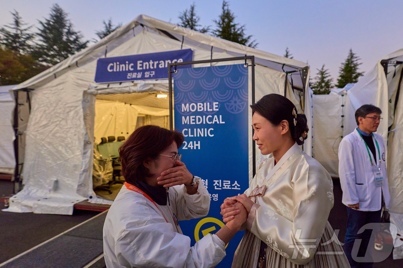 (서울=뉴스1) 이재명 기자 = 김혜경 여사가 1일 경북 경주시 경주화백컨벤션센터(HICO) 인근  2025 아시아태평양경제협력체(APEC) 응급의료 행정본부를 찾아 관계자들을 격 …