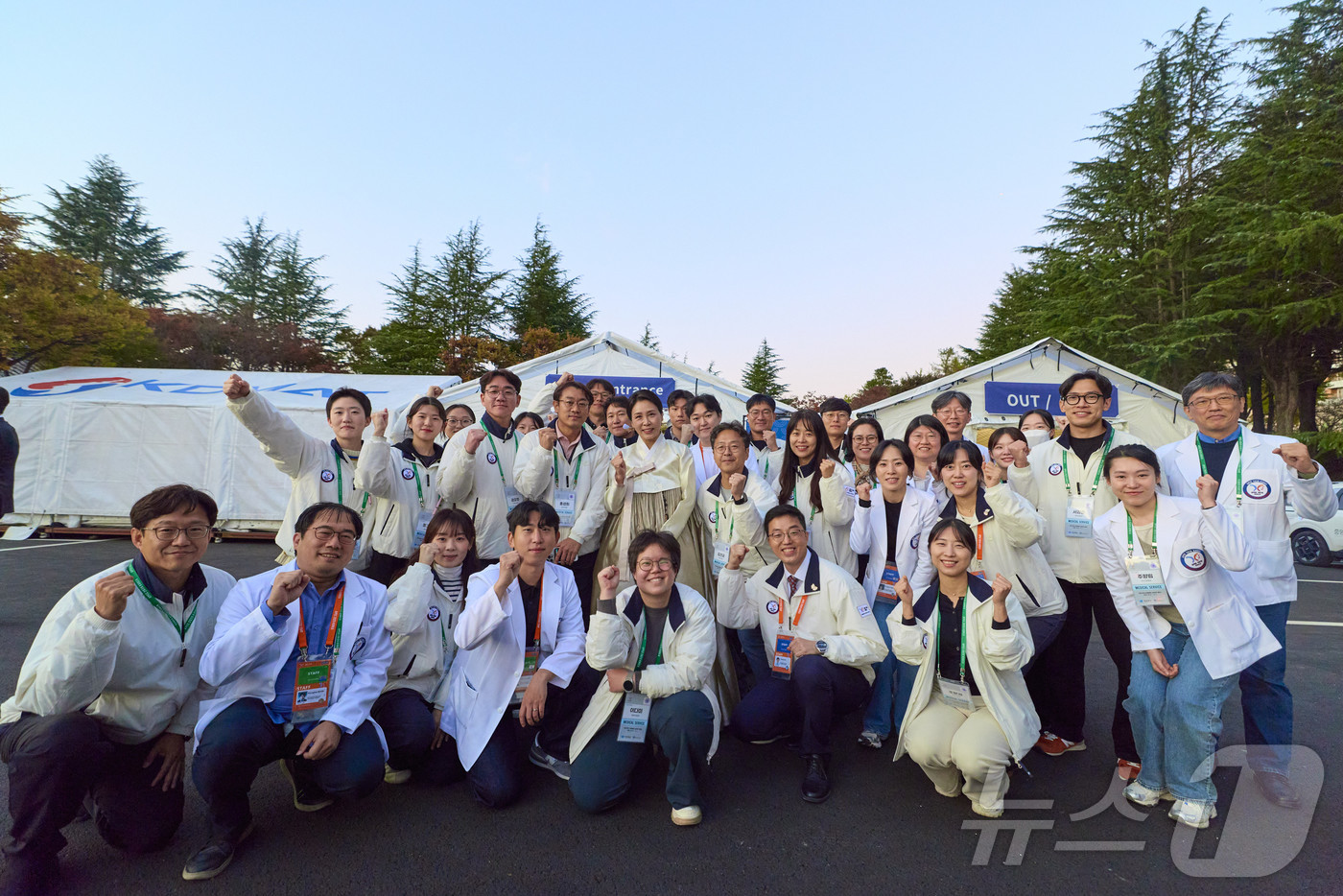 (서울=뉴스1) 이재명 기자 = 김혜경 여사가 1일 경북 경주시 경주화백컨벤션센터(HICO) 인근  2025 아시아태평양경제협력체(APEC) 응급의료 행정본부를 찾아 관계자들과 기 …