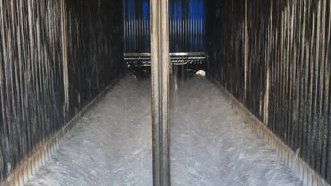 본문 이미지 - 울산 남구에 위치한 코리아에너지터미널(KET) 해수식기화기 시설에서 시간당 1만 톤의 바닷물이 액화천연가스(LNG)가 흐르는 관을 따라 쏟아지고 있다. LNG는 바닷물을 만나 기화돼 천연가스(NG)가 되고, 바닷물은 차가운 냉열원이 된다. 2025.10.29/뉴스1 최동현 기자