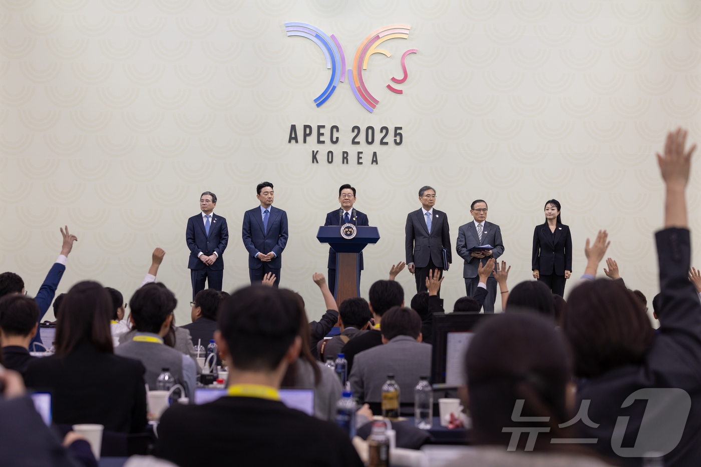 (서울=뉴스1) 이재명 기자 = 이재명 대통령이 2025 아시아태평양경제협력체(APEC) 정상회의 폐막일인 1일 오후 경북 경주화백컨벤션센터(HICO) 인근 국제미디어센터(IMC) …