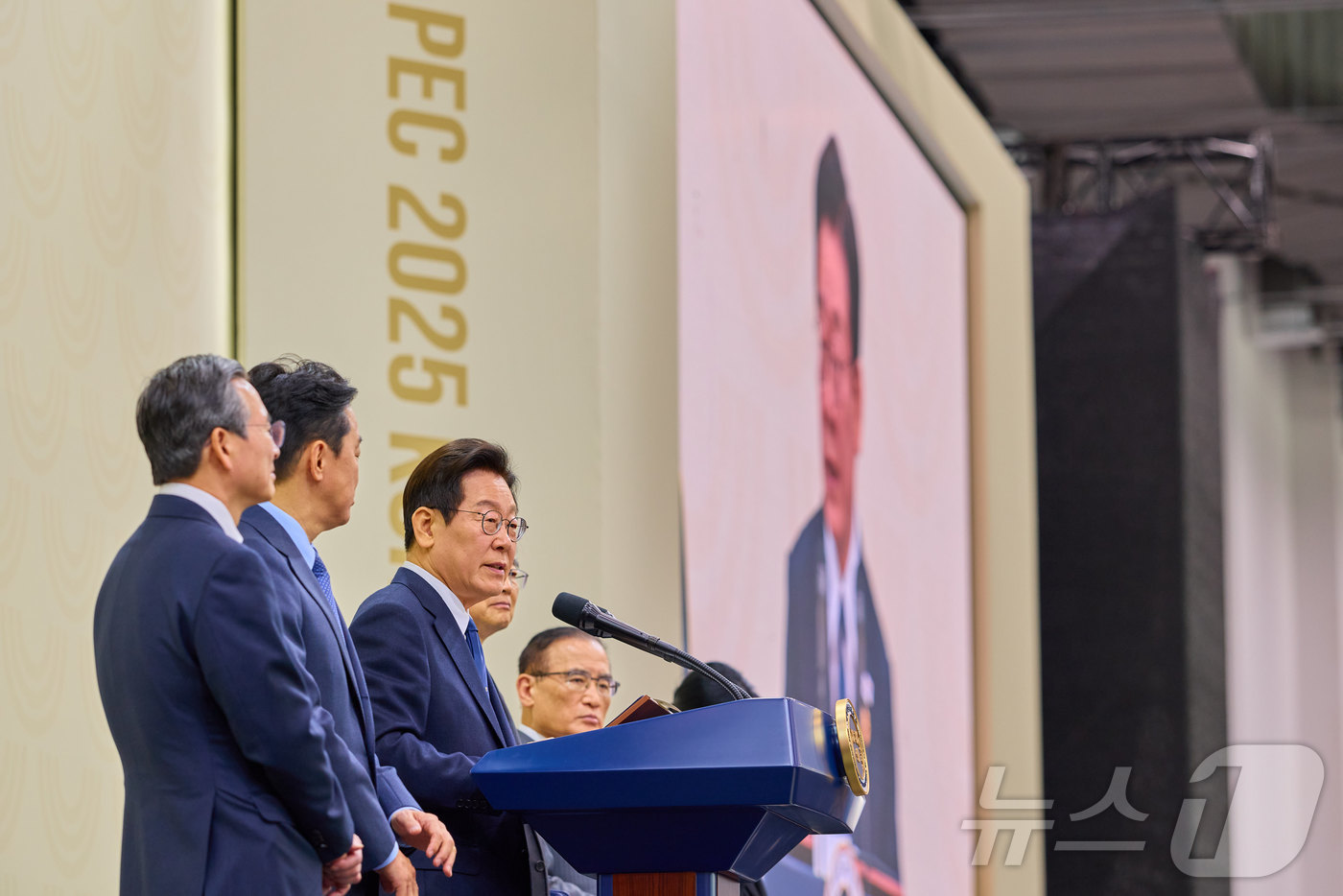 (서울=뉴스1) 이재명 기자 = 이재명 대통령이 2025 아시아태평양경제협력체(APEC) 정상회의 폐막일인 1일 오후 경북 경주화백컨벤션센터(HICO) 인근 국제미디어센터(IMC) …