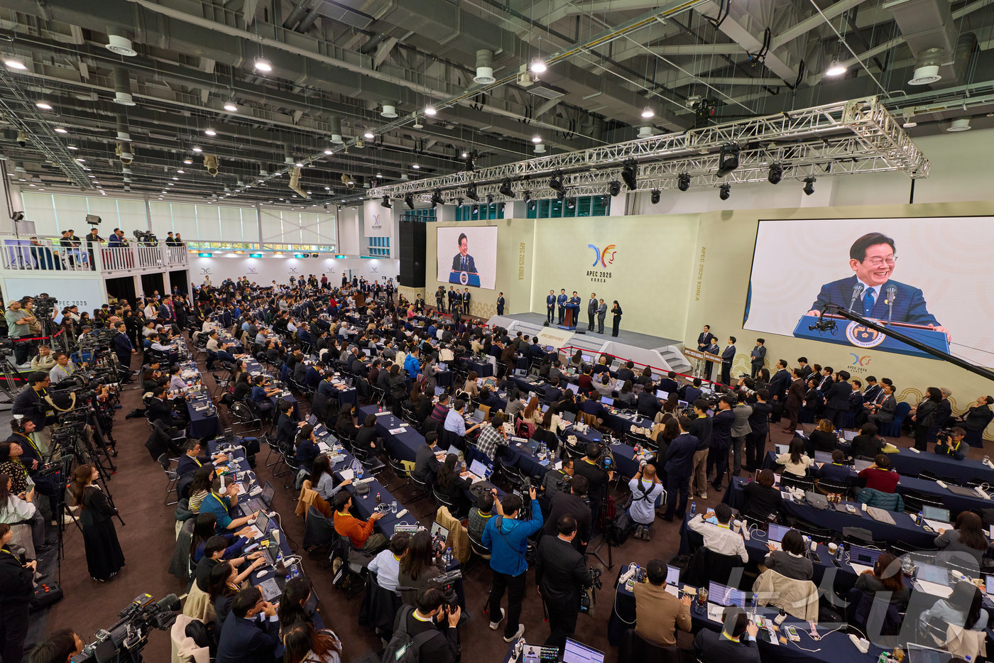 (서울=뉴스1) 이재명 기자 = 이재명 대통령이 2025 아시아태평양경제협력체(APEC) 정상회의 폐막일인 1일 오후 경북 경주화백컨벤션센터(HICO) 인근 국제미디어센터(IMC) …