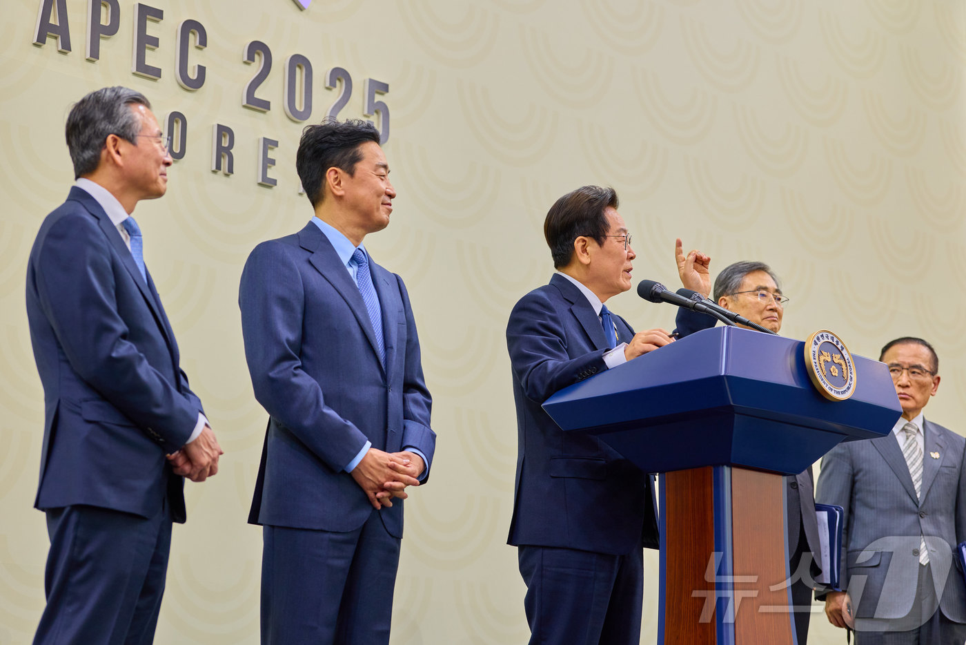 (서울=뉴스1) 이재명 기자 = 이재명 대통령이 2025 아시아태평양경제협력체(APEC) 정상회의 폐막일인 1일 오후 경북 경주화백컨벤션센터(HICO) 인근 국제미디어센터(IMC) …