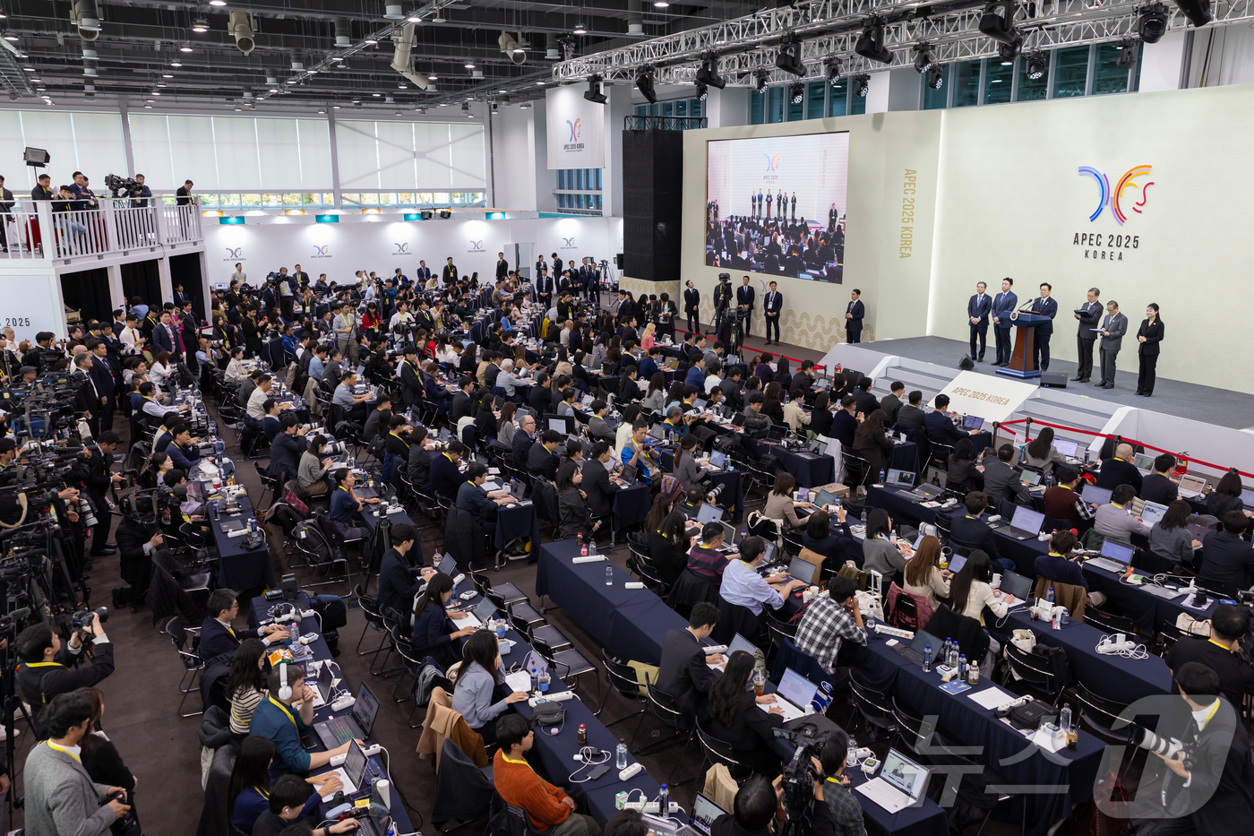 (서울=뉴스1) 이재명 기자 = 이재명 대통령이 2025 아시아태평양경제협력체(APEC) 정상회의 폐막일인 1일 오후 경북 경주화백컨벤션센터(HICO) 인근 국제미디어센터(IMC) …