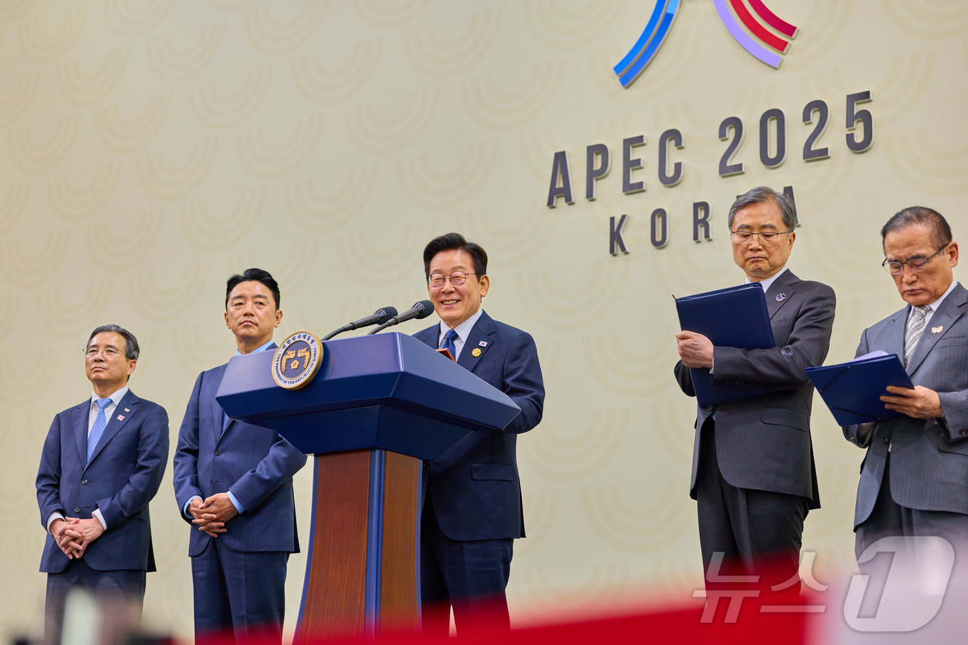 (서울=뉴스1) 이재명 기자 = 이재명 대통령이 2025 아시아태평양경제협력체(APEC) 정상회의 폐막일인 1일 오후 경북 경주화백컨벤션센터(HICO) 인근 국제미디어센터(IMC) …