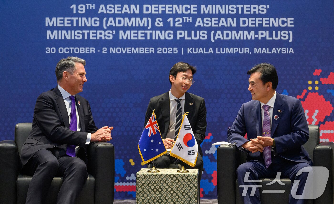본문 이미지 - 안규백 국방부장관이 1일 말레이시아 쿠알라룸푸르에서 열린 제12차 아세안 확대 국방장관회의에 참석해 리차드 말즈 호주 부총리 겸 국방장관과 회담을 하고 있다.(국방부 제공. 재판매 및 DB 금지) 2025.11.1/뉴스1