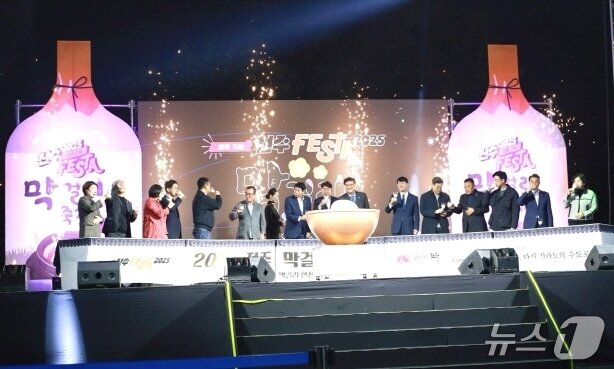 본문 이미지 - 전주비전대에서 열린 2025년 막걸리축제 모습.&#40;전주시 제공, 재판매 및 DB 금지&#41;/뉴스1