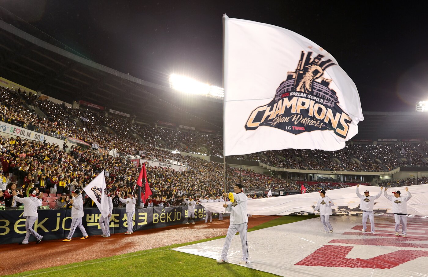 본문 이미지 - LG 트윈스가 1일 서울 잠실구장에서 통합 우승을 기념하는 행사를 진행했다. (LG 트윈스 제공)