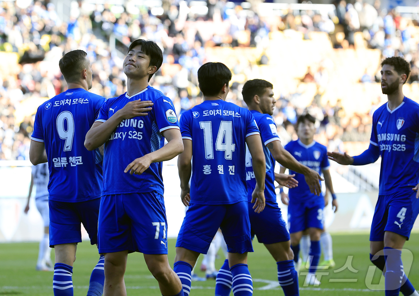 (수원=뉴스1) 박정호 기자 = 1일 오후 경기도 수원시 팔달구 월드컵로 수원월드컵경기장에서 열린 하나은행 K리그2 2025 37라운드 수원삼성과 충북청주의 경기에서 선제골을 넣은 …