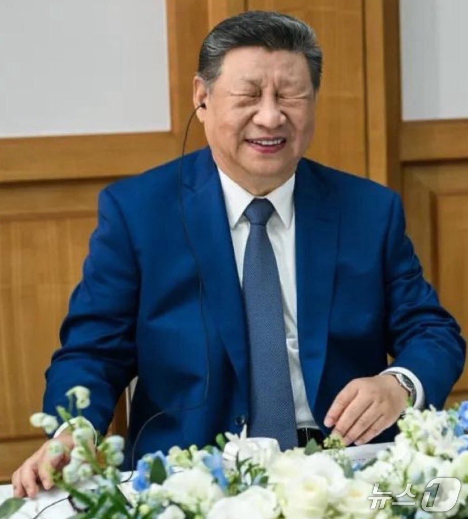 본문 이미지 - 30일 부산 김해기지에서 있었던 미중 정상회담의 비공개 세션 당시 사진을 백악관이 공개했다. (대니얼 토록 사회관계망서비스 엑스)