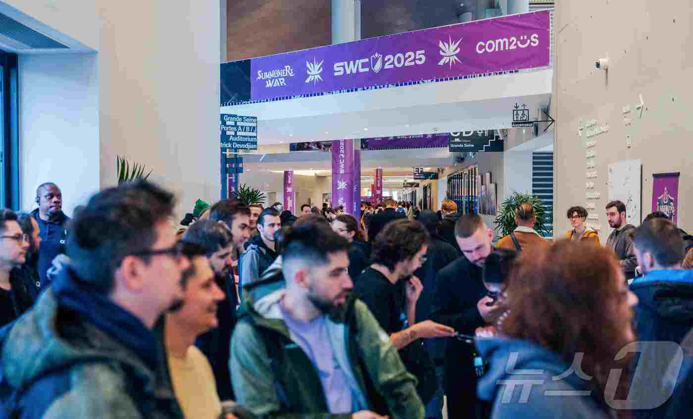 (서울=뉴스1) = 컴투스가 1일 프랑스 파리 ‘라 센 뮈지칼’(La Seine Musicale)에서 ‘서머너즈 워: 천공의 아레나’ 글로벌 e스포츠 대회 ‘SWC 2025’ 월드 …