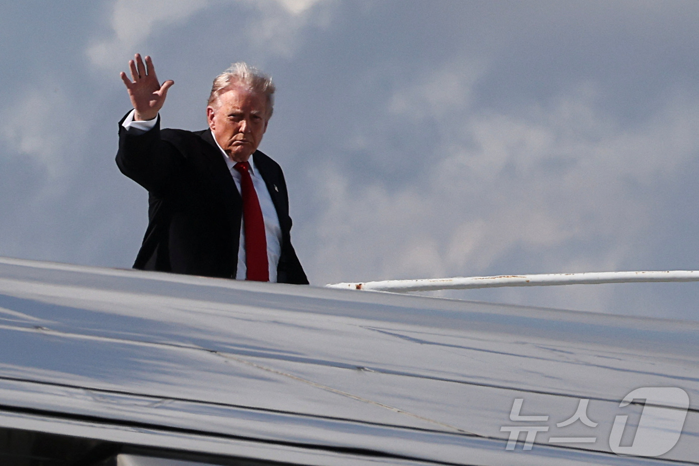 (워싱턴DC 로이터=뉴스1) 류정민 특파원 = 도널드 트럼프 미국 대통령이 9일(현지시간) 워싱턴DC로 향하기 위해 플로리다주 웨스트팜비치 공항에서 에어포스원(미 대통령 전용기)에 …