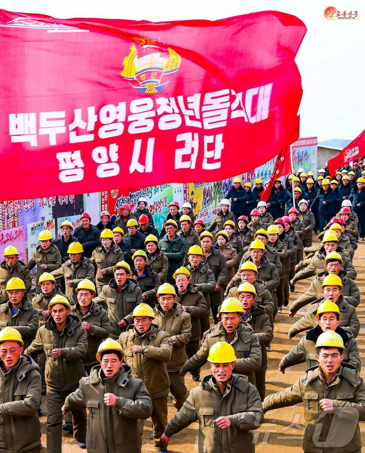 (평양 노동신문=뉴스1) = 북한 노동당 기관지 노동신문은 10일 백두산영웅청년돌격대원들이 신의주온실종합농장건설에서 위훈을 떨치고 있다고 보도했다. [국내에서만 사용가능. 재배포 …