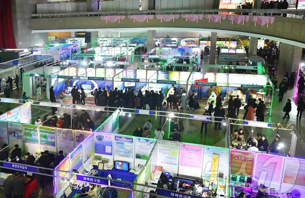 (평양 노동신문=뉴스1) = 북한 노동당 기관지 노동신문은 '전국보건부문 과학기술성과전시회 2025'가 지난 4일부터 성황리에 진행되고 있다고 보도했다. [국내에서만 사용가능. 재 …