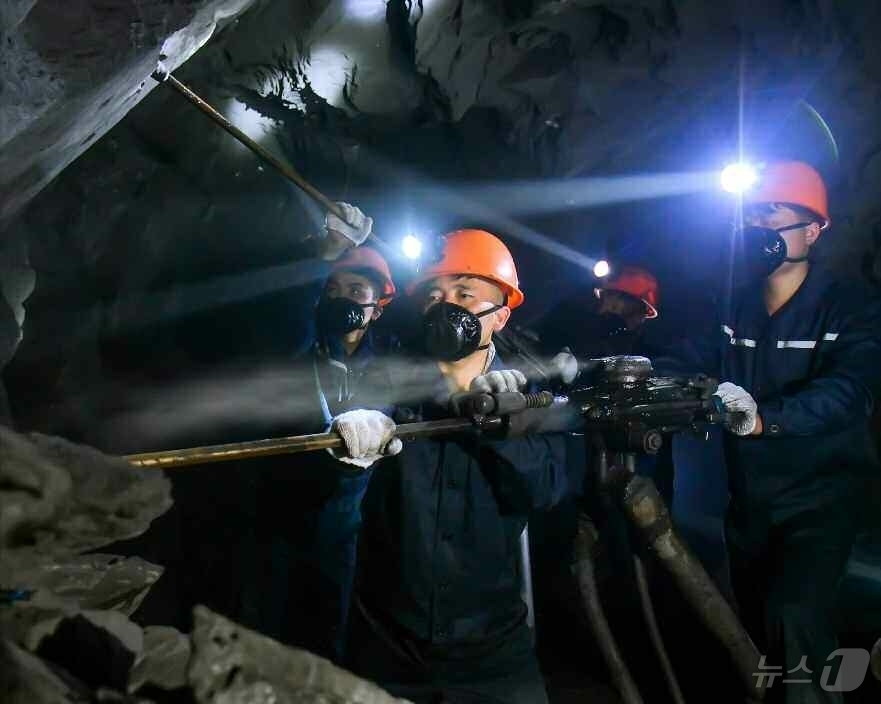 (평양 노동신문=뉴스1) = 북한 노동당 기관지 노동신문은 10일 순천지구청년탄광연합기업소를 조명하며 과감한 용기와 분발력으로 화력탄생산에 기여하고 있다고 보도했다. [국내에서만 …