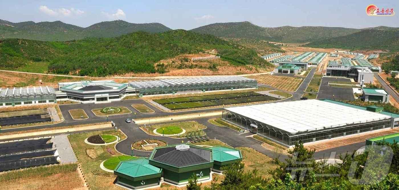 (평양 노동신문=뉴스1) = 북한 노동당 기관지 노동신문은 10일 "경애하는 총비서동지의 구상에 따라 산림복구가 개시된이래 각지에 현대적인 양묘장들이 일떠서고 100여만 정보의 산 …