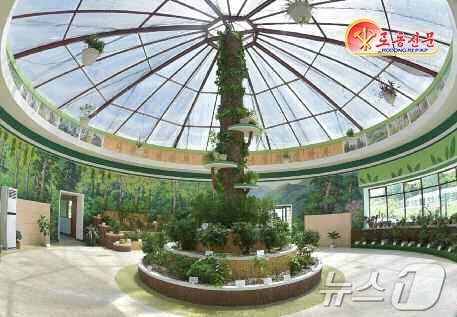 (평양 노동신문=뉴스1) = 북한 노동당 기관지 노동신문은 10일 "경애하는 총비서동지의 구상에 따라 산림복구가 개시된이래 각지에 현대적인 양묘장들이 일떠서고 100여만 정보의 산 …