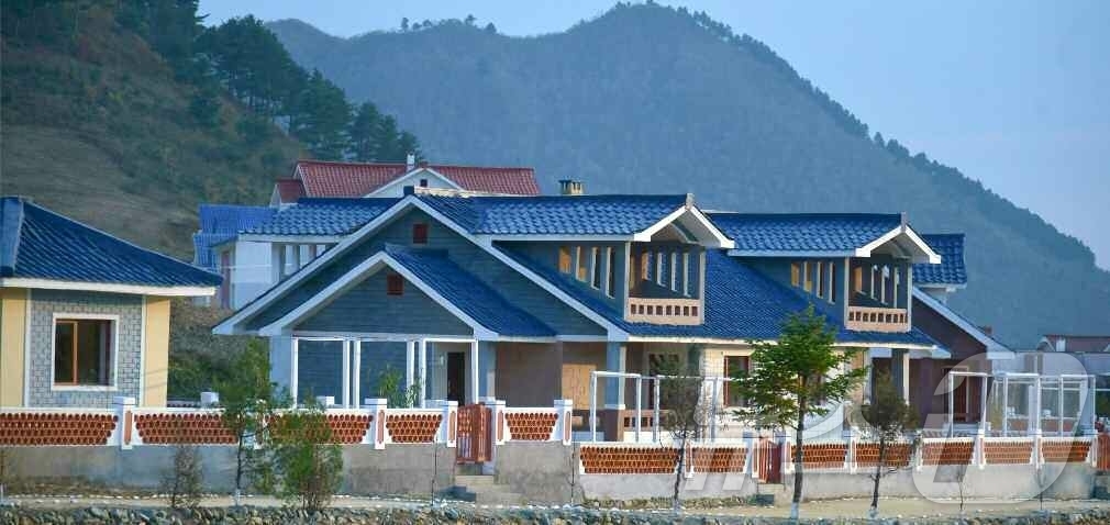 (평양 노동신문=뉴스1) = 북한 노동당 기관지 노동신문은 10일 "금강군 금샘농장에서 살림집 입사모임이 진행됐다"고 보도했다. [국내에서만 사용가능. 재배포 금지. DB 금지. …