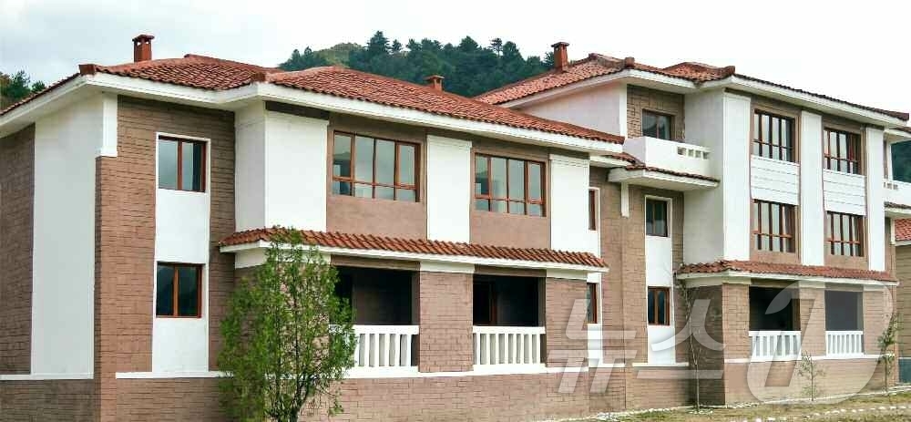 (평양 노동신문=뉴스1) = 북한 노동당 기관지 노동신문은 10일 "금강군 금샘농장에서 살림집 입사모임이 진행됐다"고 보도했다. [국내에서만 사용가능. 재배포 금지. DB 금지. …