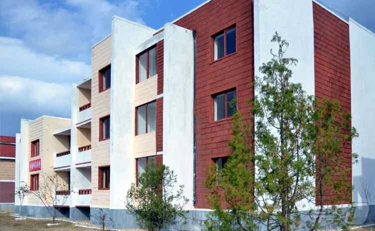 (평양 노동신문=뉴스1) = 북한 노동당 기관지 노동신문은 10일 "금강군 금샘농장에서 살림집 입사모임이 진행됐다"고 보도했다. [국내에서만 사용가능. 재배포 금지. DB 금지. …