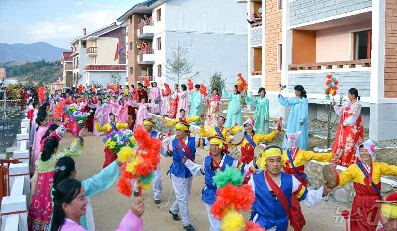 (평양 노동신문=뉴스1) = 북한 노동당 기관지 노동신문은 10일 "금강군 금샘농장에서 살림집 입사모임이 진행됐다"고 보도했다. [국내에서만 사용가능. 재배포 금지. DB 금지. …