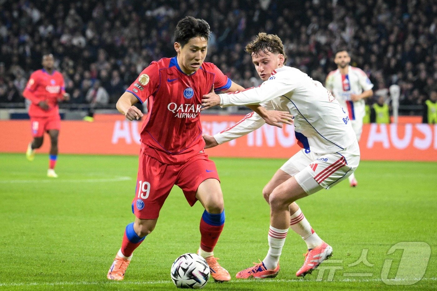 본문 이미지 - 이강인&#40;왼쪽&#41;이 10일&#40;한국시간&#41; 열린 2025-26 프랑스 리그1 리옹전에서 후반 50분 결승 골을 도와 PSG의 3-2 승리를 견인했다. ⓒ AFP=뉴스1