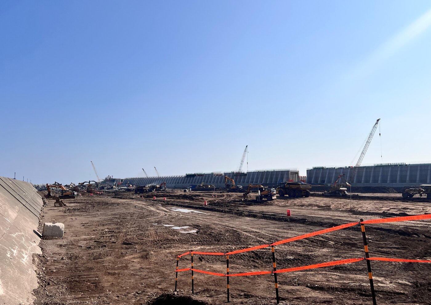 본문 이미지 - 울릉공항 현장에서 매립 공사가 진행되고 있다./뉴스1 ⓒ News1 신현우 기자