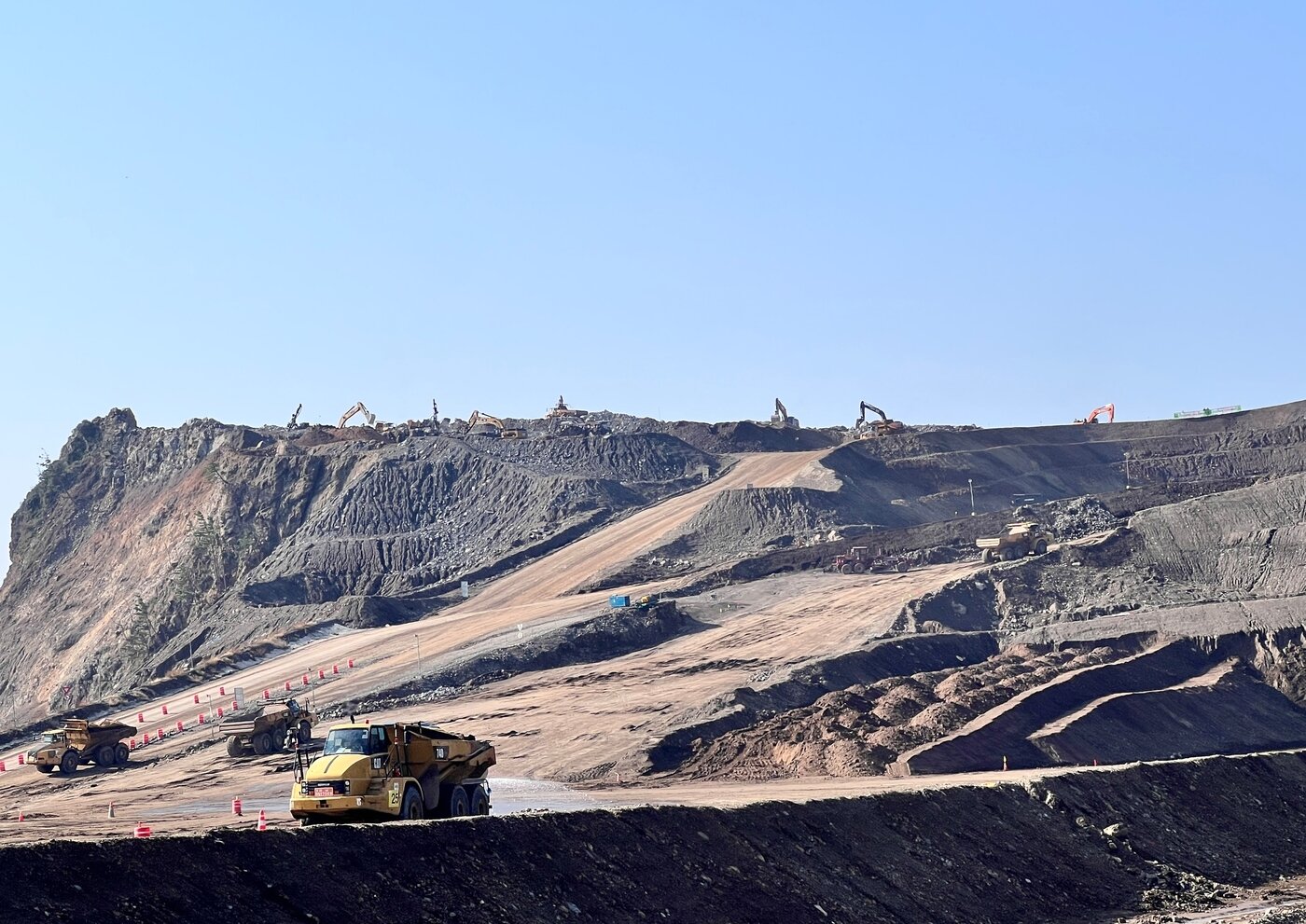 본문 이미지 - 가두봉에서 확보한 매립토를 대형 트럭이 운반하고 있다./뉴스1 ⓒ News1 신현우 기자 