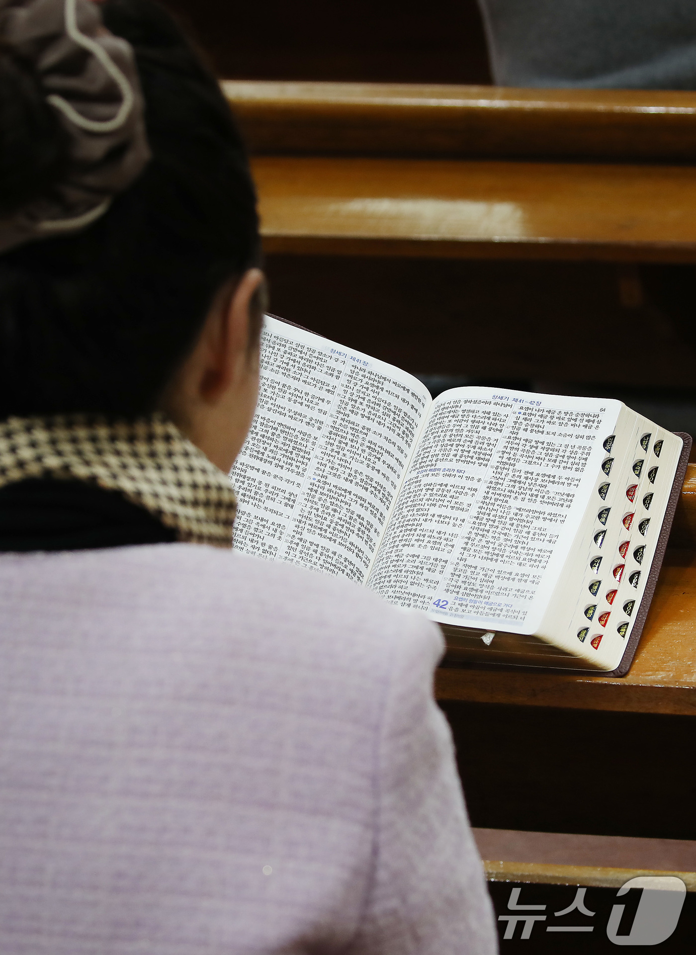 (대구=뉴스1) 공정식 기자 = 2026학년도 대학수학능력시험을 사흘 앞둔 10일 오전 대구 중구 봉산성결교회에서 열린 수능 수험생을 위한 특별새벽기도회에서 학부모들이 수험생 자녀 …