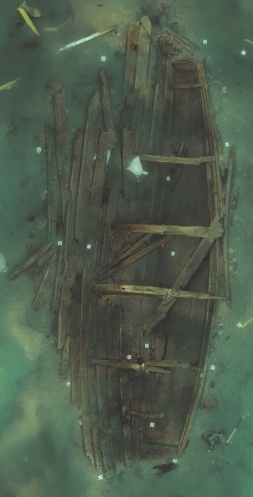 본문 이미지 - 마도4호선(길이 12m, 폭 5m) 인양 전 상태(국가유산청 제공)