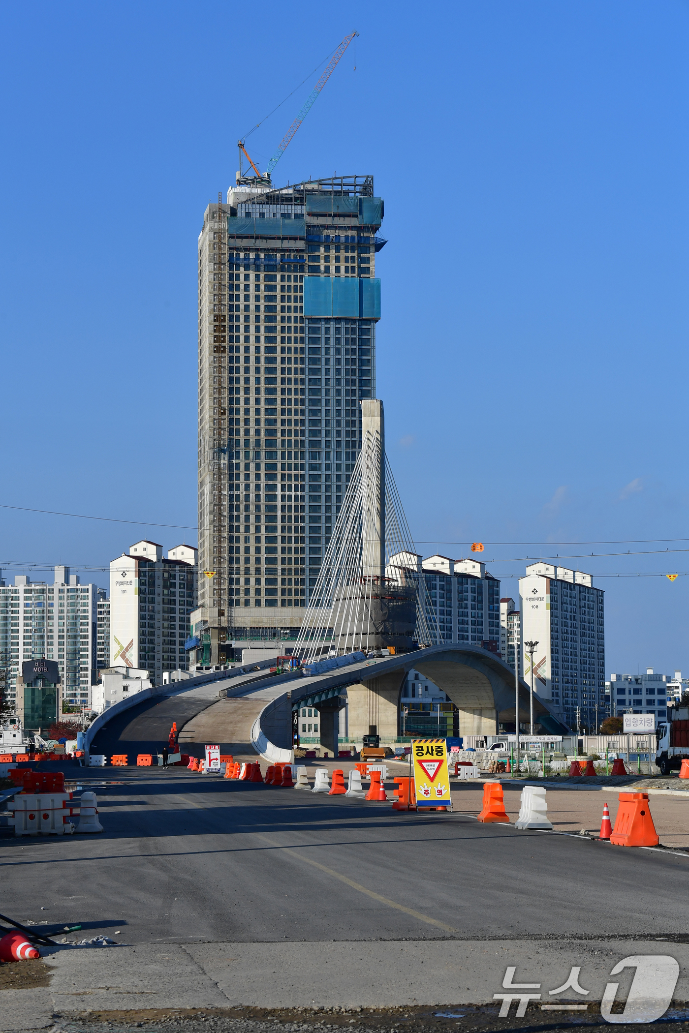 (포항=뉴스1) 최창호 기자 = 10일 오전 경북 포항시 송도와 영일대해수욕장을 연결하는 해오름대교 공사가 한창인 가운데 주탑에 전망대 설치 작업이 진행되고 있다.총연장 395m( …