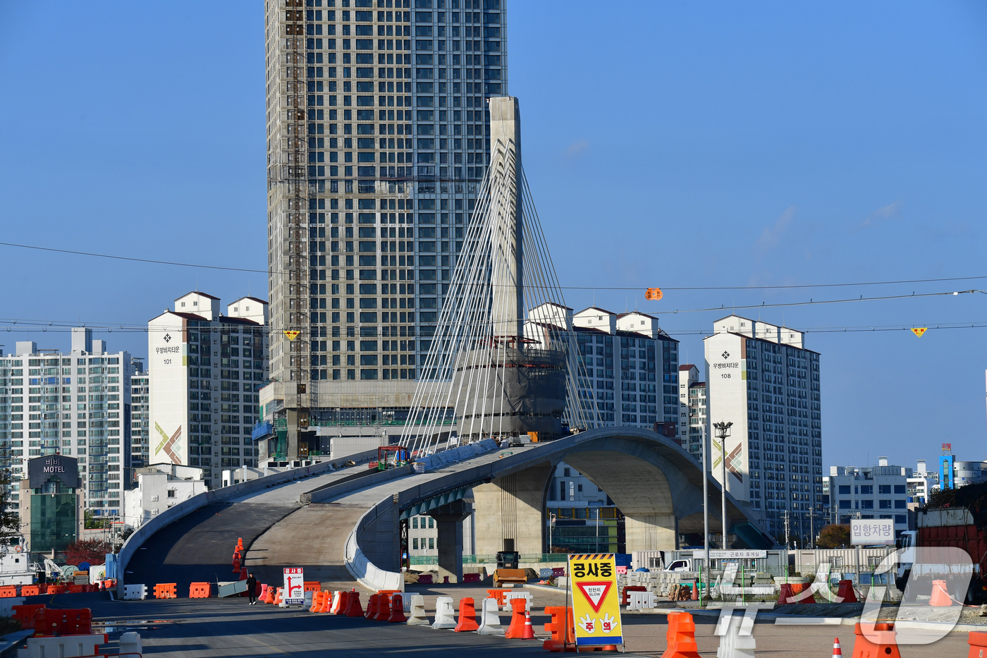 (포항=뉴스1) 최창호 기자 = 10일 오전 경북 포항시 송도와 영일대해수욕장을 연결하는 해오름대교 공사가 한창인 가운데 주탑에 전망대 설치 작업이 진행되고 있다.총연장 395m( …
