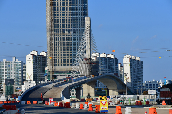 포항 해오름대교 올 연말 임시 개통…주탑 전망대 설치 중