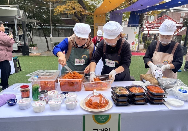 '당근 오징어김치' 어떤 맛…광주서 전국 동포 김치담그기 대회