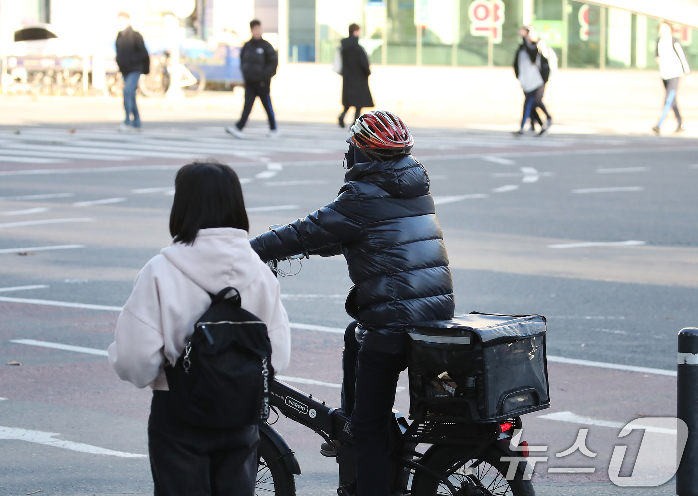 (대구=뉴스1) 공정식 기자 = 한반도에 찬 공기가 유입되면서 추위가 찾아온 10일 오전 대구 수성구 달구벌대로에서 두꺼운 외투를 챙겨입은 시민이 자전거를 타고 있다. 2025.1 …