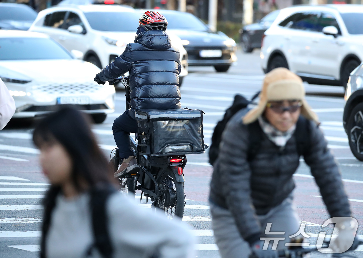 (대구=뉴스1) 공정식 기자 = 한반도에 찬 공기가 유입되면서 추위가 찾아온 10일 오전 대구 수성구 달구벌대로에서 두꺼운 외투와 방한모로 중무장한 시민이 자전거를 타고 있다. 2 …