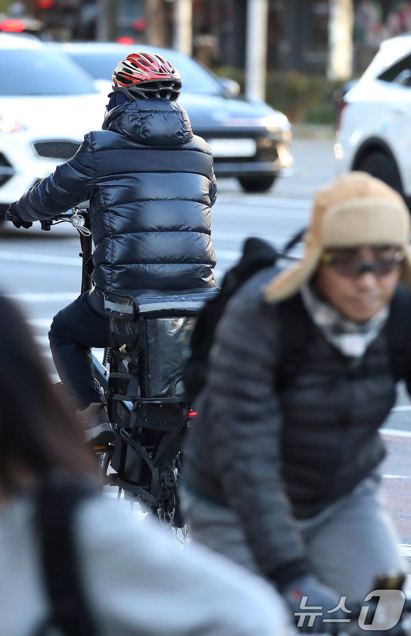 (대구=뉴스1) 공정식 기자 = 한반도에 찬 공기가 유입되면서 추위가 찾아온 10일 오전 대구 수성구 달구벌대로에서 두꺼운 외투와 방한모로 중무장한 시민이 자전거를 타고 있다. 2 …