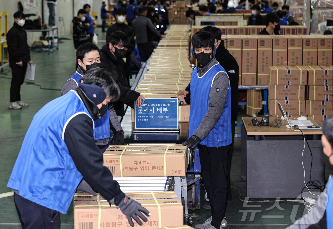 본문 이미지 - 2026학년도 대학수학능력시험을 사흘 앞둔 10일 오전 세종시의 한 인쇄공장에서 관계자들이 수능 문제지와 답안지를 전국 시도 교육청으로 배부하기 위해 차량으로 옮기고 있다.   &#40;공동취재&#41; 2025.11.10/뉴스1 ⓒ News1 김기남 기자
