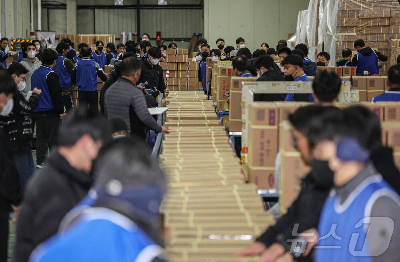 본문 이미지 - 2026학년도 대학수학능력시험을 사흘 앞둔 10일 오전 세종시의 한 인쇄공장에서 관계자들이 수능 문제지와 답안지를 전국 시도 교육청으로 배부하기 위해 차량으로 옮기고 있다.  &#40;공동취재&#41; 2025.11.10/뉴스1 ⓒ News1 김기남 기자