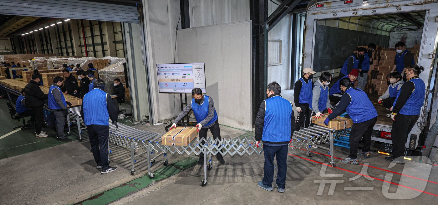 본문 이미지 - 2026학년도 대학수학능력시험을 사흘 앞둔 10일 오전 세종시의 한 인쇄공장에서 관계자들이 수능 문제지와 답안지를 전국 시도 교육청으로 배부하기 위해 차량으로 옮기고 있다. 교육부는 2026학년도 수능이 오는 13일 전국 85개 시험지구 1310개 시험장에서 일제히 치러진다고 밝혔다. 올해 수능 응시생은 총 55만 4174명으로, 지난해 52만 2670명 보다 3만 1504명 늘었다. 2025.11.10/뉴스1 ⓒ News1 김기남 기자