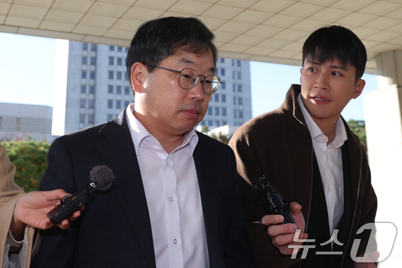 본문 이미지 - 노만석 검찰총장 직무대행이 10일 오전 서울 서초구 대검찰청으로 출근하고 있다. 2025.11.10/뉴스1 ⓒ News1 김명섭 기자